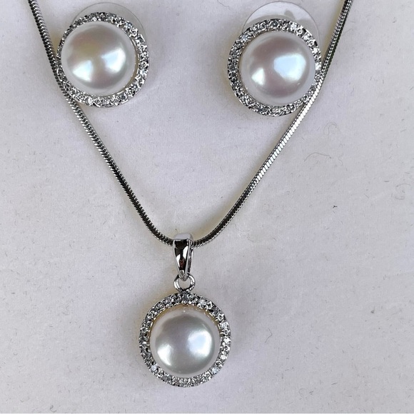 Elegant Silver and White Pearl Jewelry Set - Picture 6 of 6